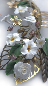 Peina flores blancas y detalles metálicos