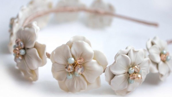 Diadema flores blancas porcelana detalle