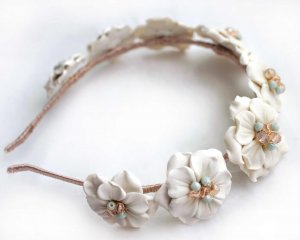 Diadema flores blancas porcelana entera